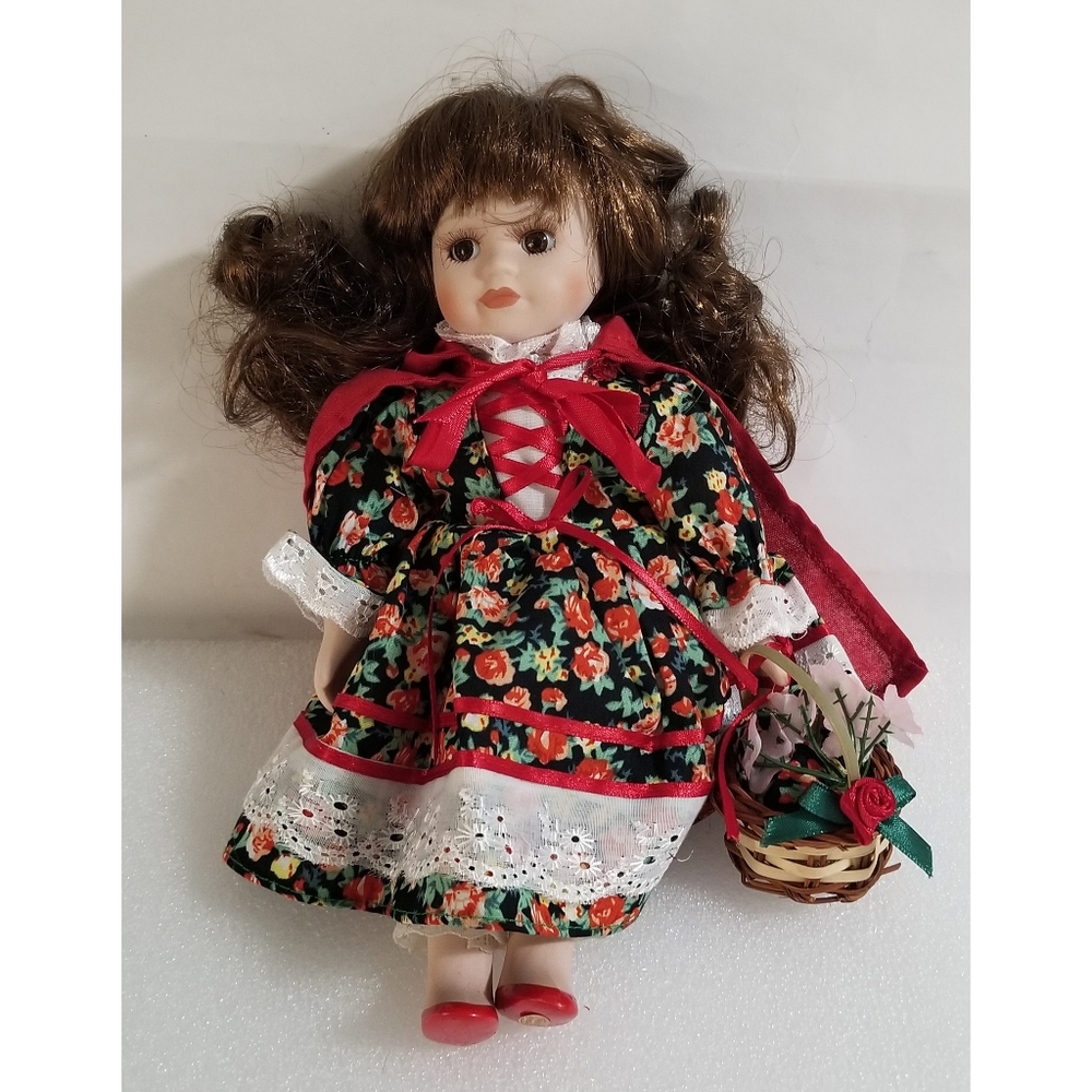 ROYALTON COLLECTION PORCELAIN RED RIDING HOOD DALL